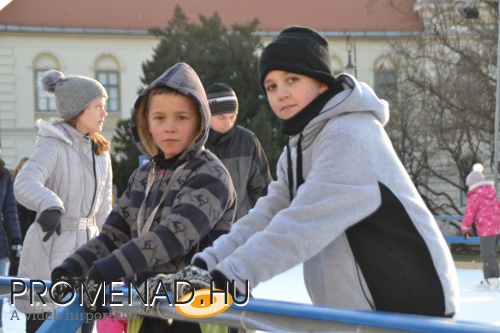 A bejgli futók is megcsodálták a jégpályát 4