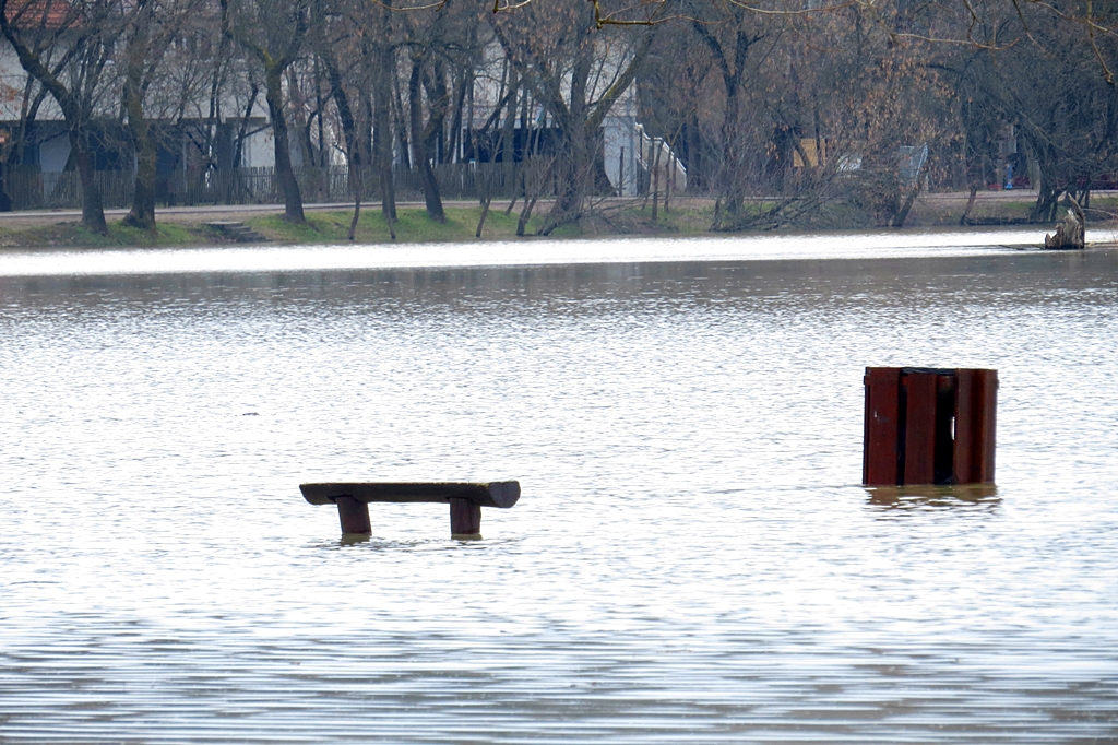 Már majdnem a járdát nyaldossa a Tisza Mártélynál 7