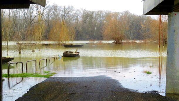 Már majdnem a járdát nyaldossa a Tisza Mártélynál 9