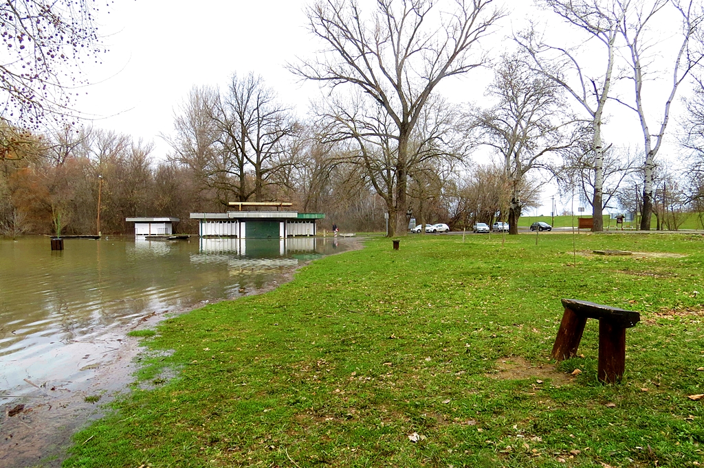 Már majdnem a járdát nyaldossa a Tisza Mártélynál 4