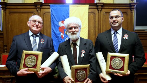 Ambrus Sándort, Dömötör Jánost és Szénási Jánost tüntették ki a díszközgyűlésen 17