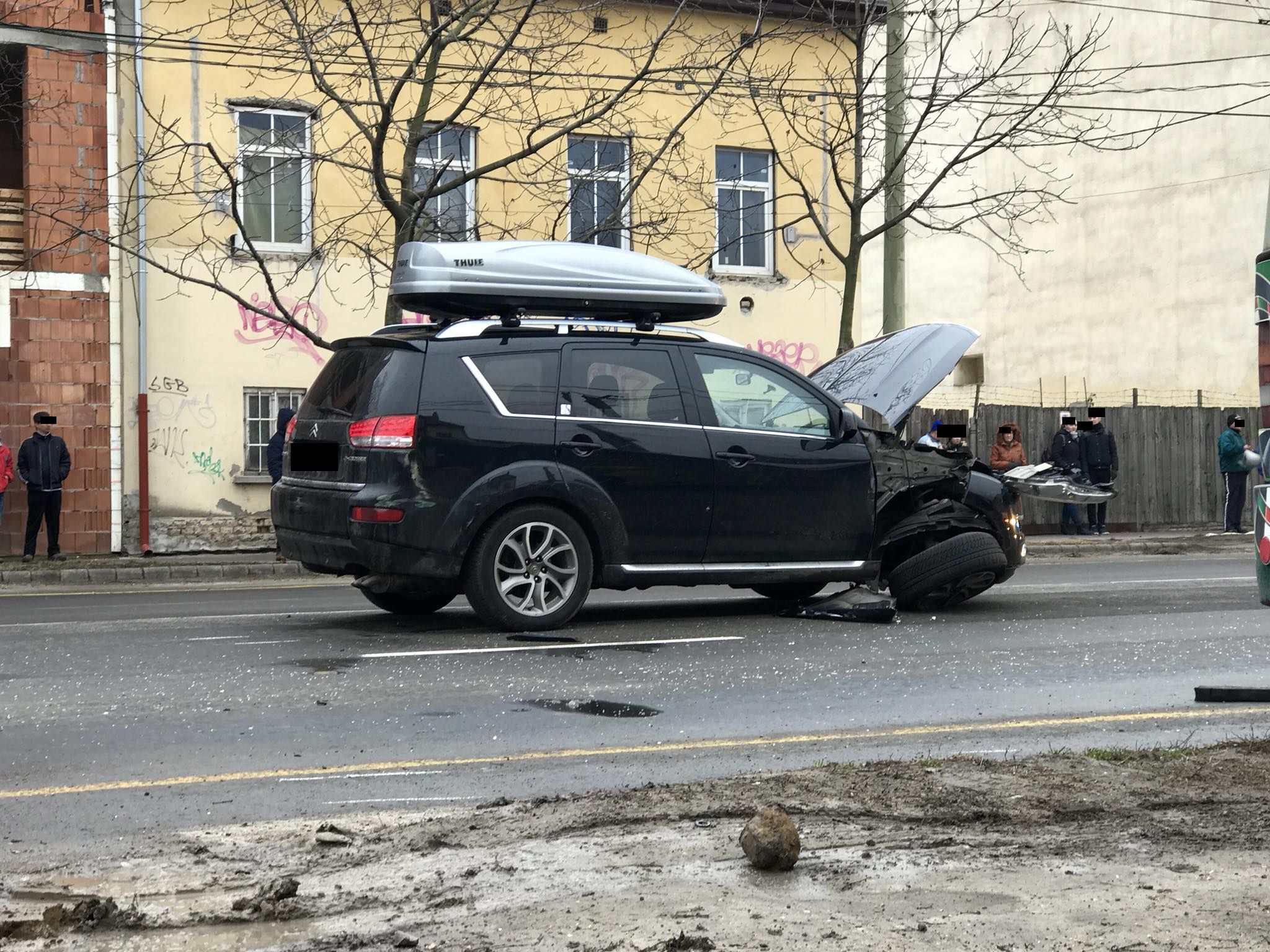 Autónak, majd villanyoszlopnak ütközött egy troli Szegeden - 12 sérült