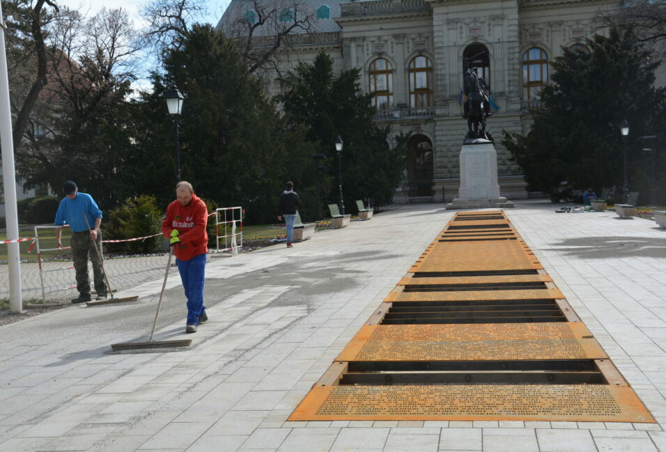 Bizonytalan, mikor avatják a világháborús vasnévsort