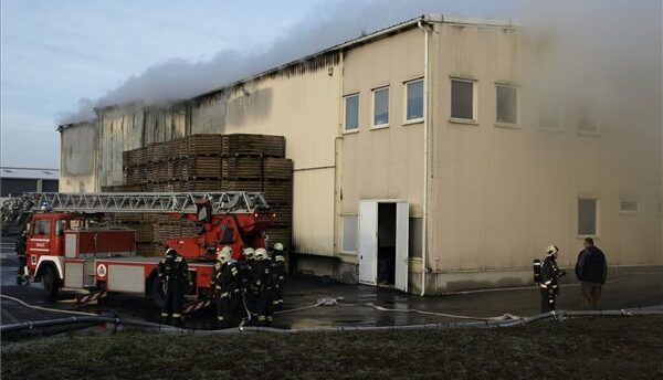 Kigyulladt egy raktár Makón