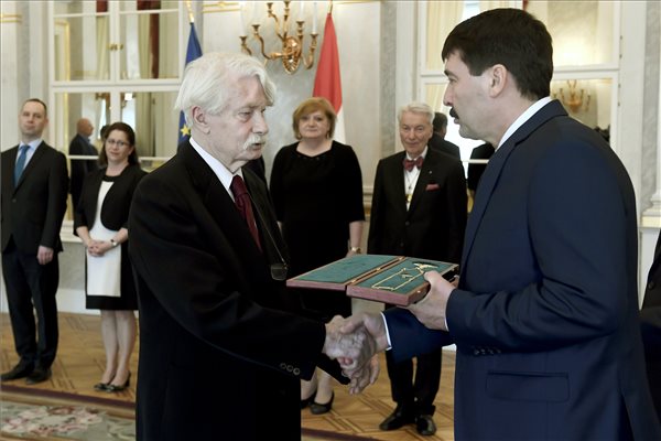 Melocco Miklós is átvette a Corvin-láncot