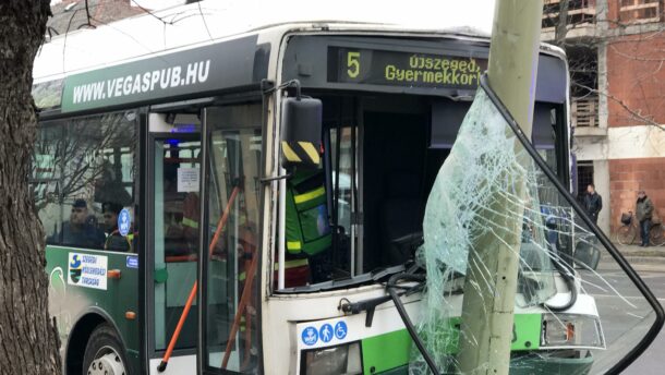 Villanyoszlopnak ütközött egy trolibusz Szegeden - többen megsérültek 1