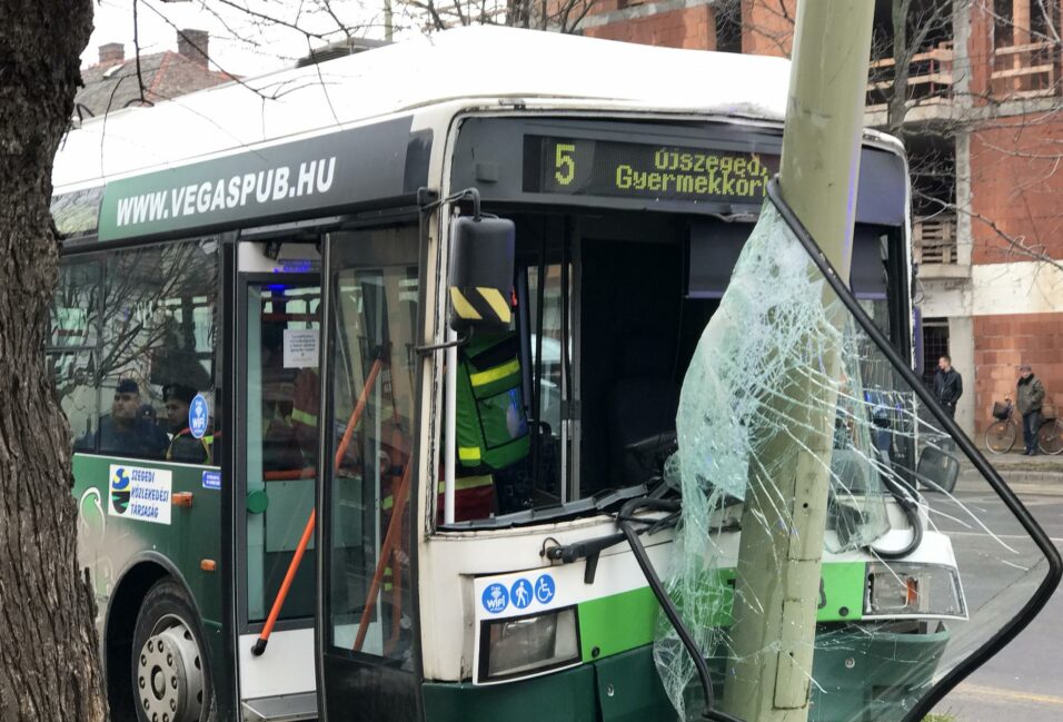 Villanyoszlopnak ütközött egy trolibusz Szegeden - többen megsérültek 1