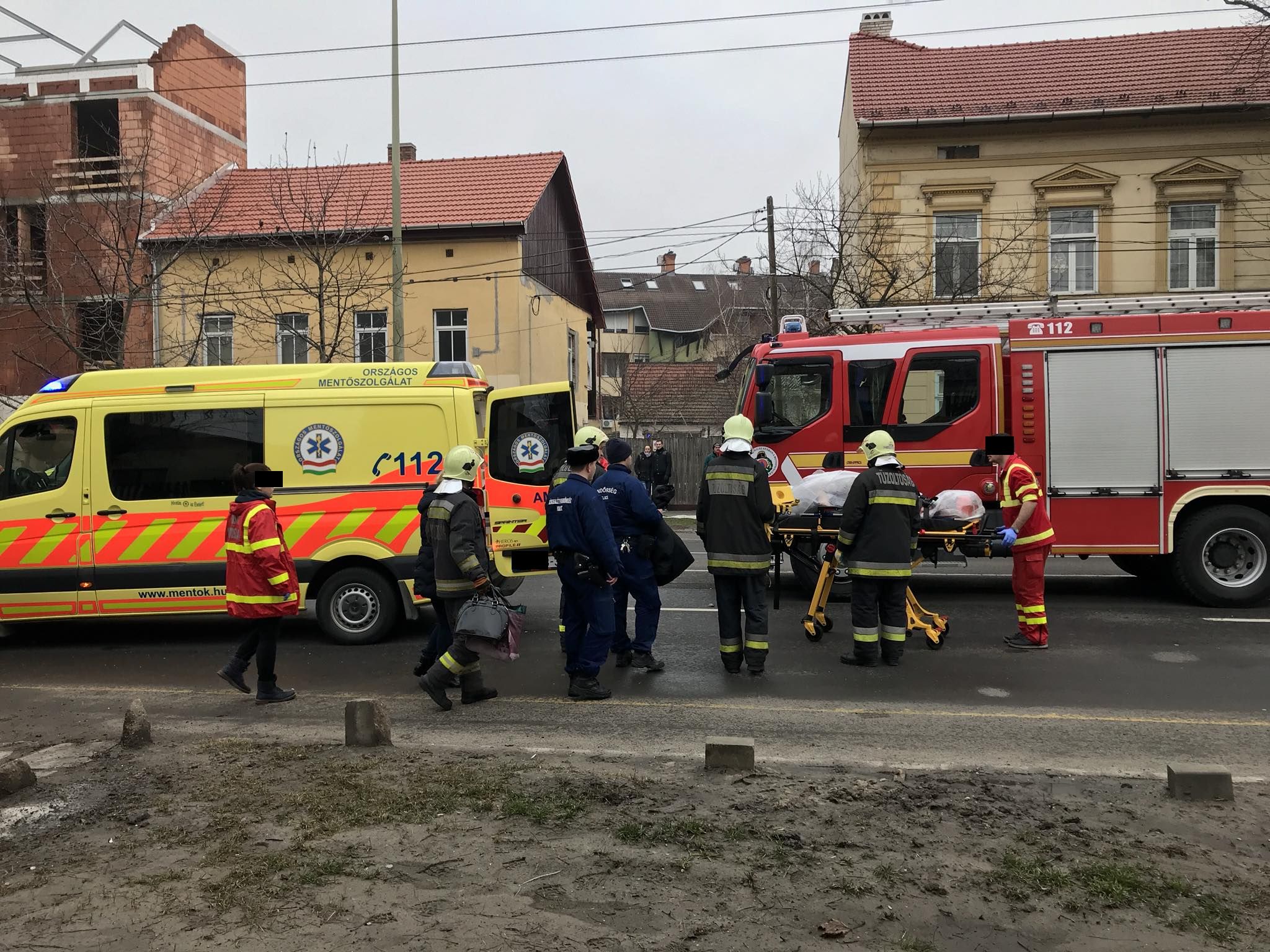 Villanyoszlopnak ütközött egy trolibusz Szegeden - többen megsérültek 4