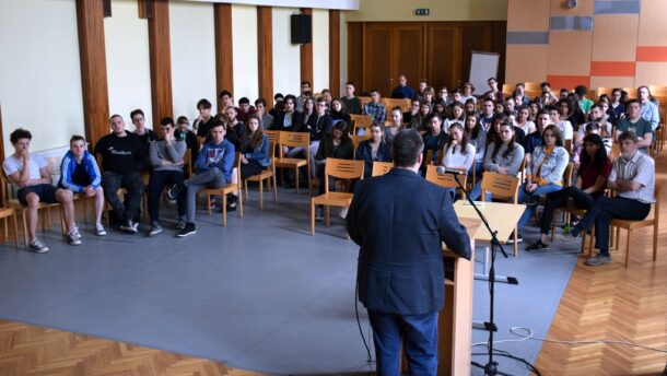 A Soá áldozatairól a szegedi piarista gimnáziumban 2