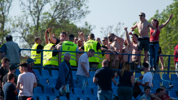 Balhé a HFC meccsén, petárdát és füstbombát is dobáltak!