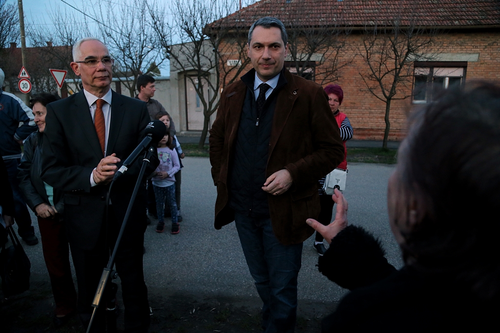 Döbbenet a susáni fórumon: miniszter érkezett a járdán! 11