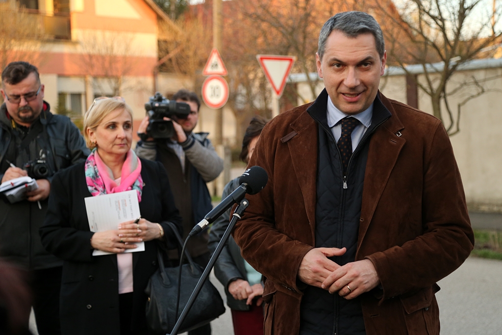 Döbbenet a susáni fórumon: miniszter érkezett a járdán! 1