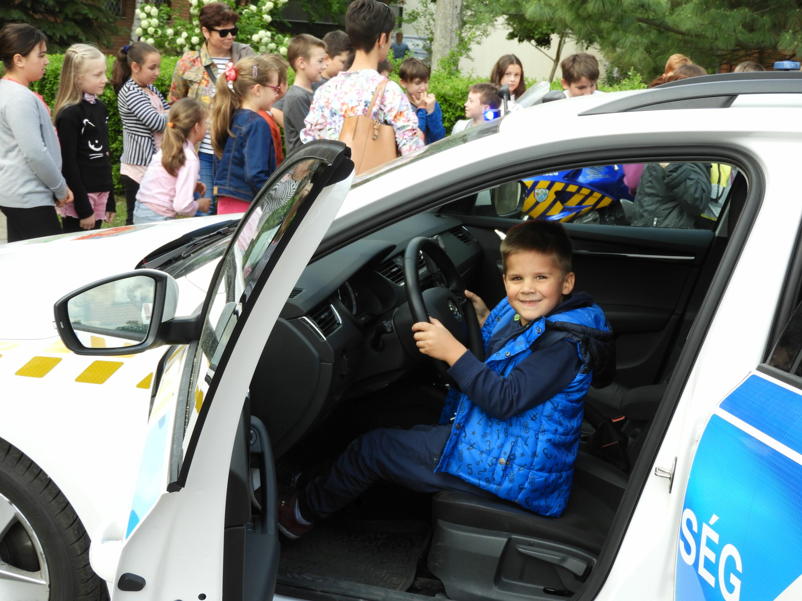 Gyermekseregek lepték el a rendőrség udvarát (FOTÓK) 9