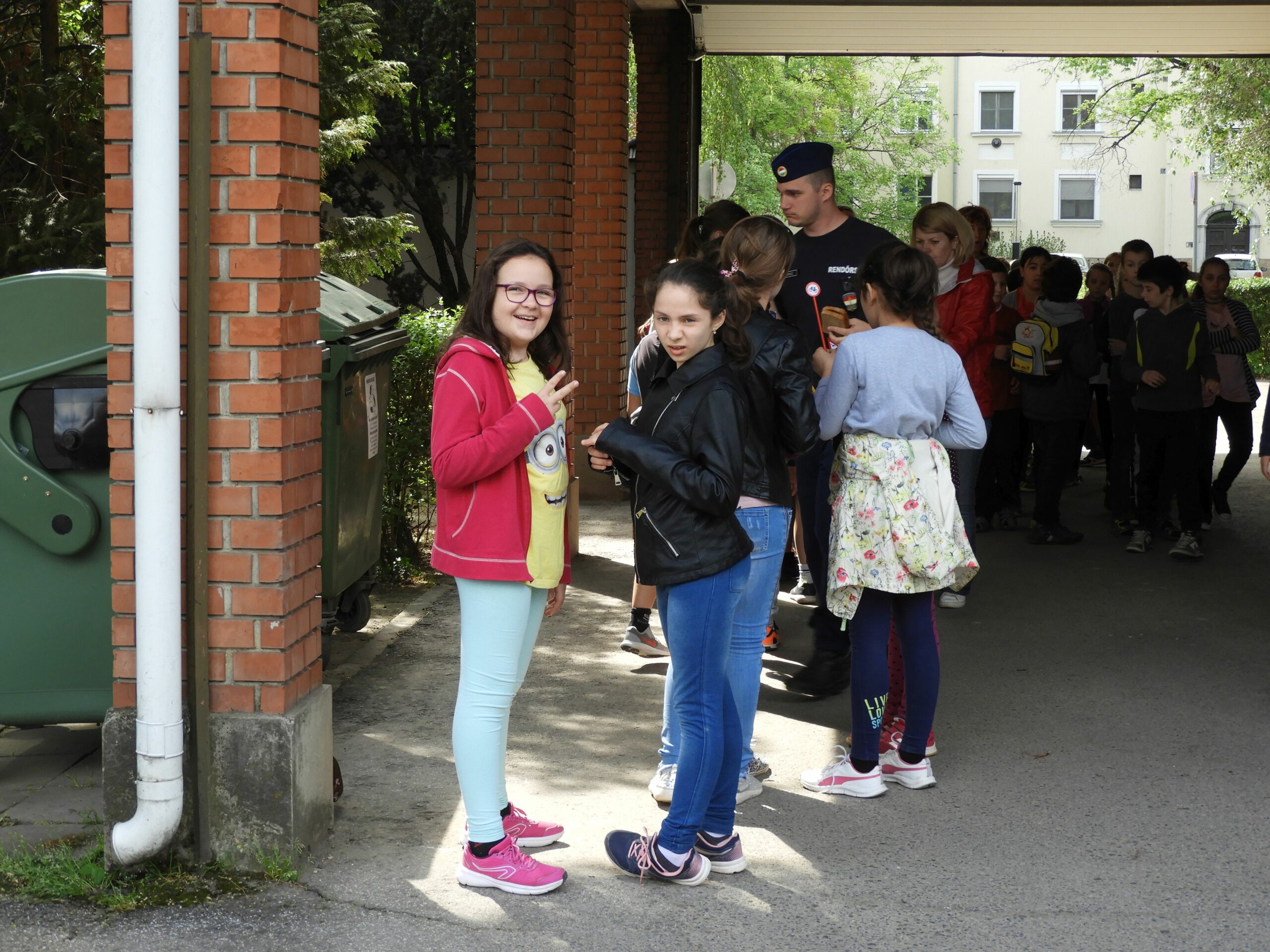 Gyermekseregek lepték el a rendőrség udvarát (FOTÓK) 3