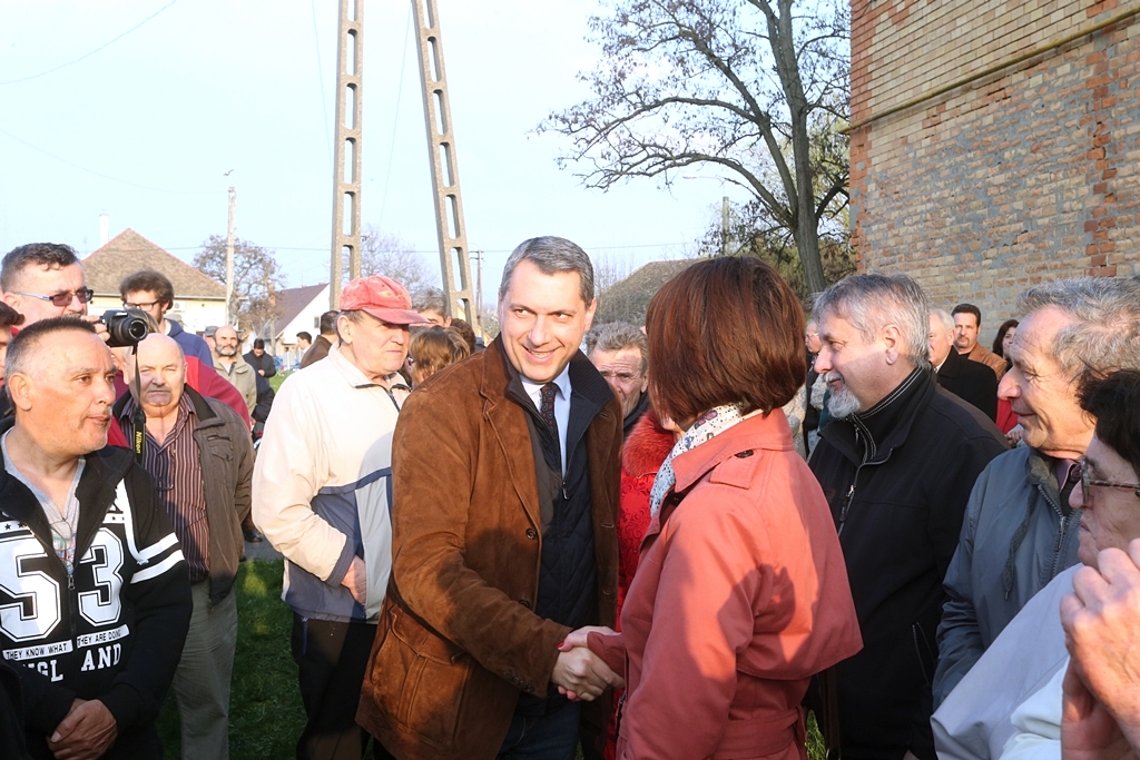 Lázár: aki holnap nem szavaz, az az ellenségre szavaz 10