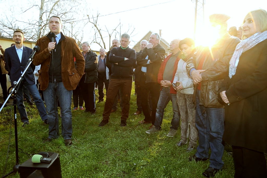 Lázár: aki holnap nem szavaz, az az ellenségre szavaz 28