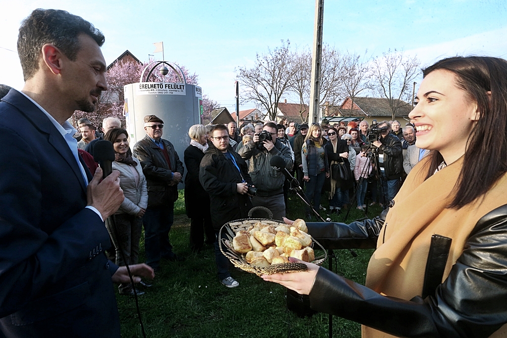 Lázár: aki holnap nem szavaz, az az ellenségre szavaz 7