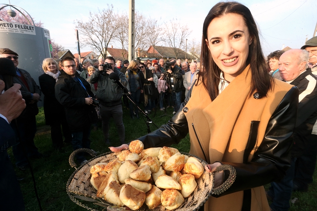 Lázár: aki holnap nem szavaz, az az ellenségre szavaz 8