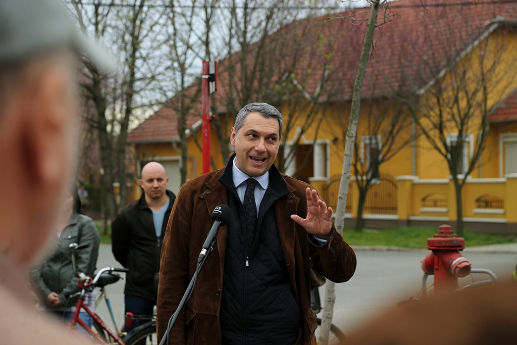 Lázár János: Az ellenzék káoszba viszi az országot 8