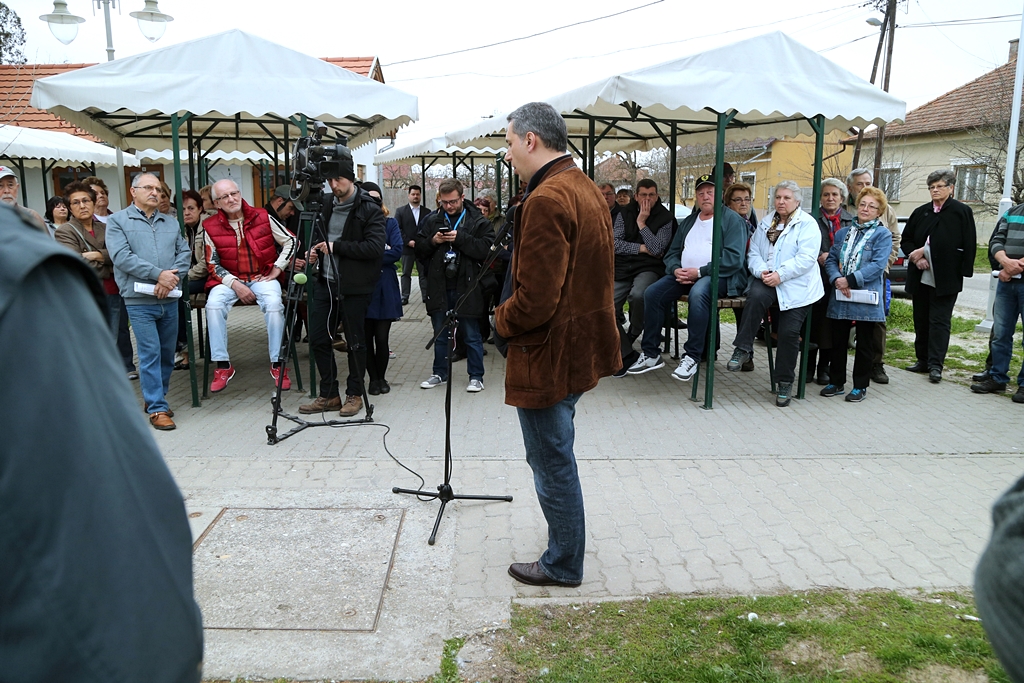 Lázár János: Az ellenzék káoszba viszi az országot 10