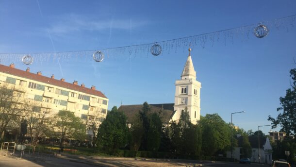 Marad a karácsonyi világítás a Kossuth téri fákon 2