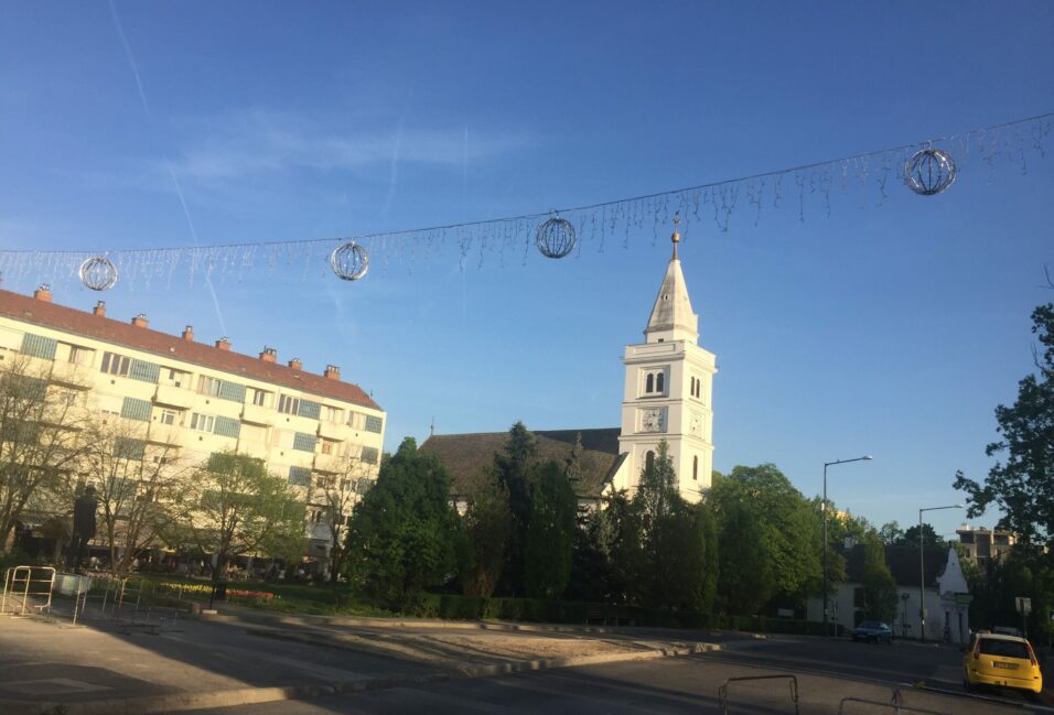 Marad a karácsonyi világítás a Kossuth téri fákon 2