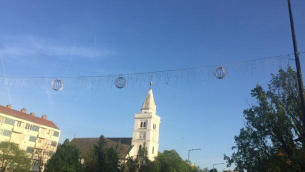 Marad a karácsonyi világítás a Kossuth téri fákon 4