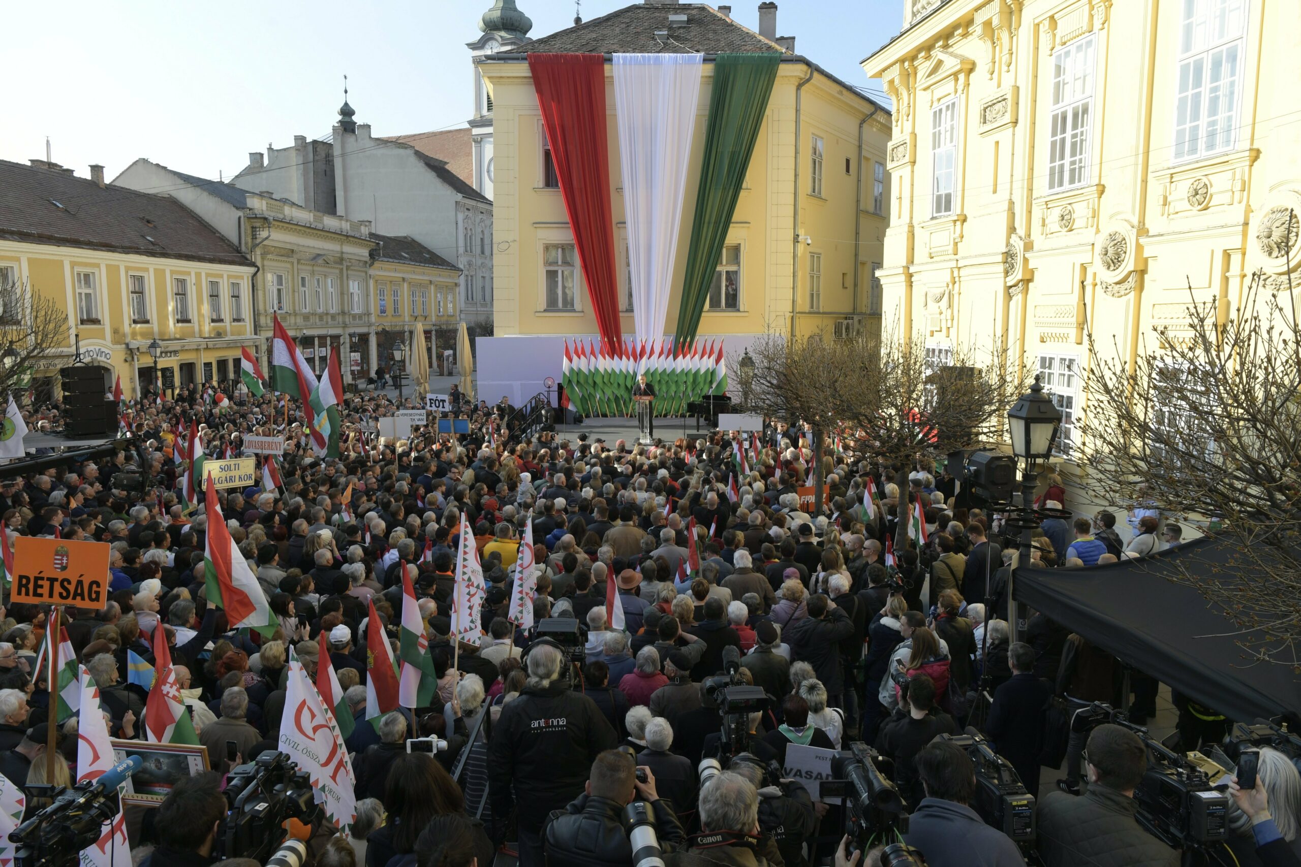 Orbán: aki meg akarja őrizni Magyarországot magyar országnak, mindkét szavazatát adja a Fideszre! 2