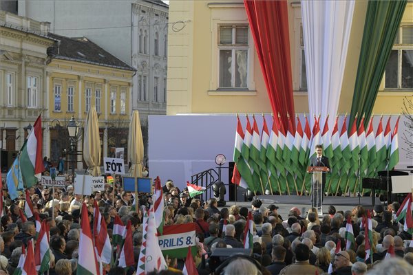 Orbán: aki meg akarja őrizni Magyarországot magyar országnak, mindkét szavazatát adja a Fideszre!