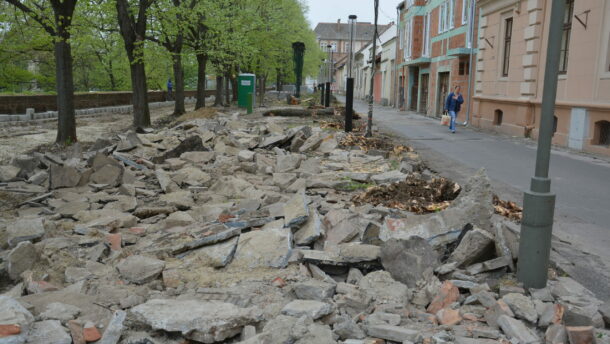 Tarvágás a Hősök tere sétányán