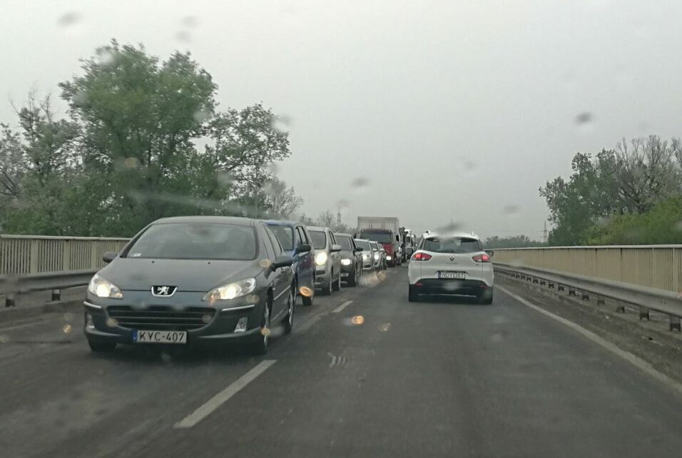 Torlódás az algyői hídnál