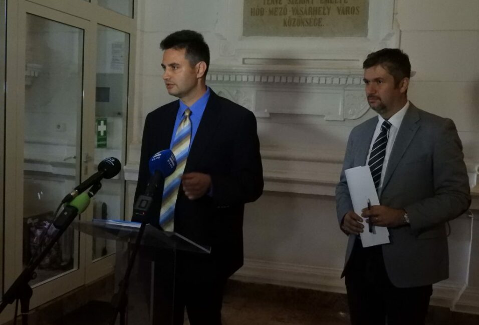 A vásárhelyi kamerarendszert támadja Hadházy Ákos