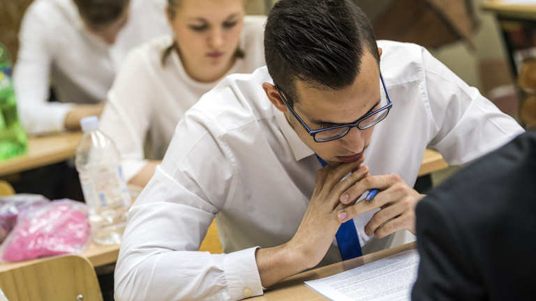 Magyar nyelv és irodalomból érettségiznek ma a diákok