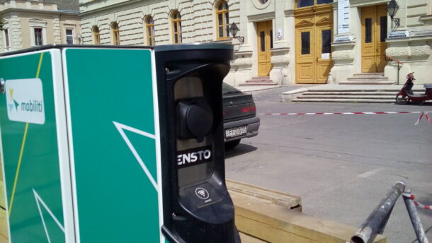 Nem parkolóóra, elektromos autó töltő