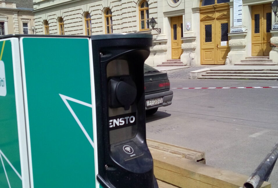 Nem parkolóóra, elektromos autó töltő