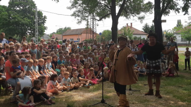 Piroskával és a Farkassal ünnepelték a Gyereknapot az Újvárosban