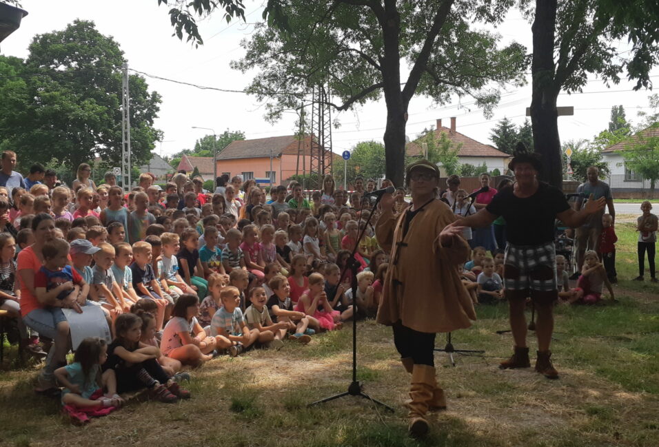 Piroskával és a Farkassal ünnepelték a Gyereknapot az Újvárosban