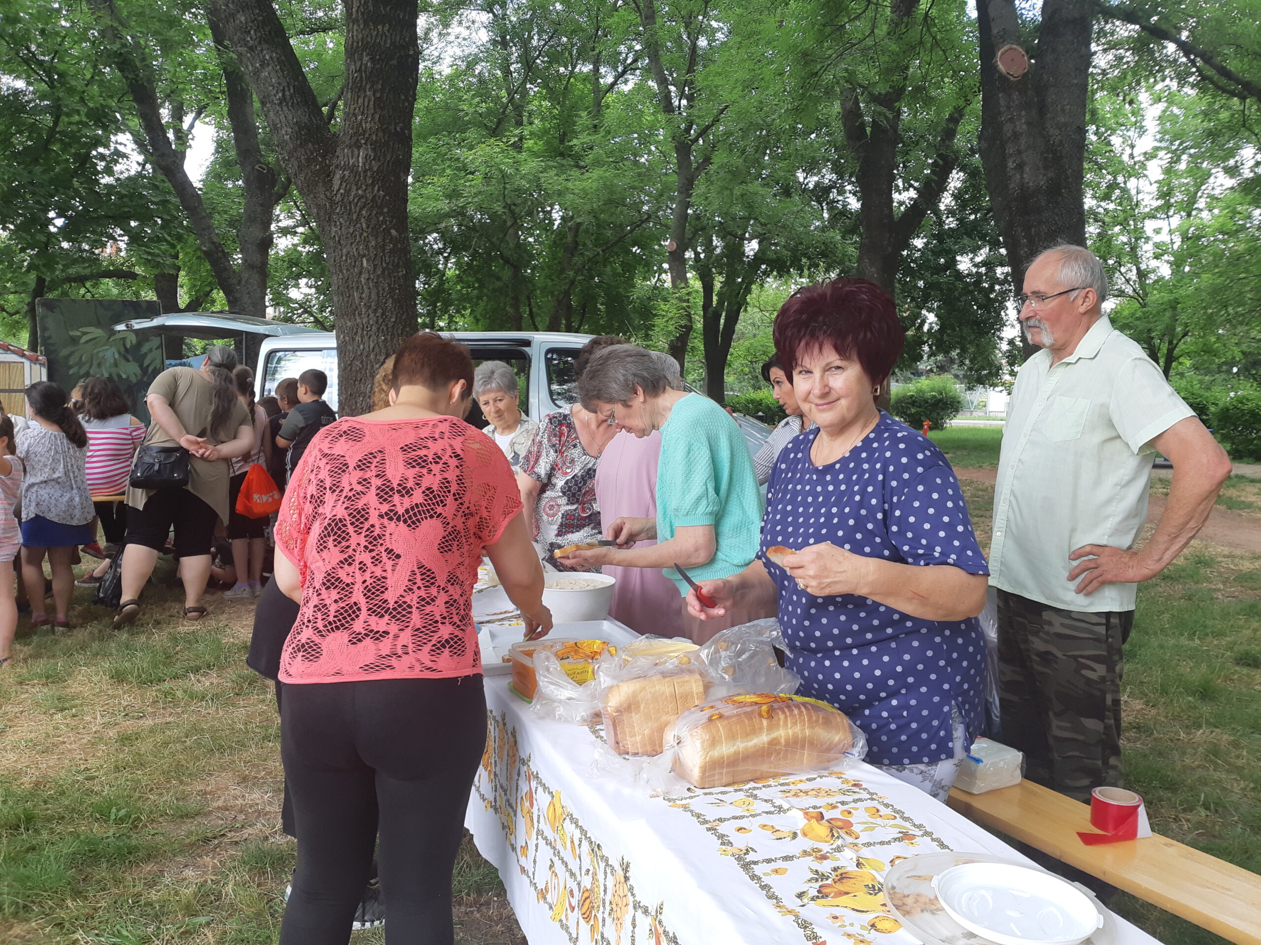 Piroskával és a Farkassal ünnepelték a Gyereknapot az Újvárosban 2