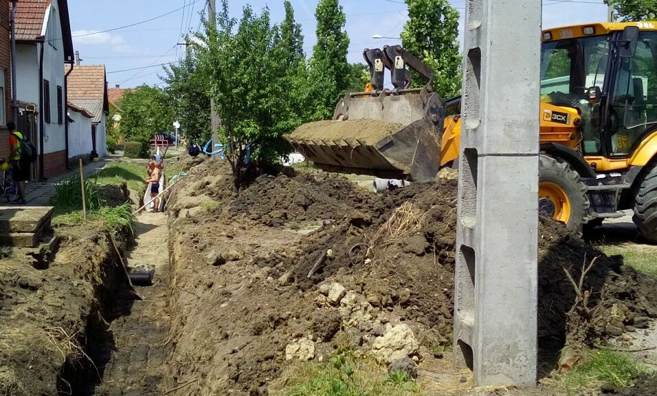 Rendületlenül dolgoznak a belvízelvezető árkok bélelésén