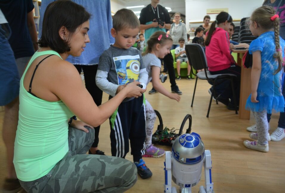 Robotok uralták a könyvtár gyermeknapját