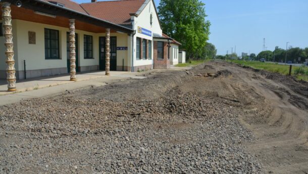 Száznegyven éve nem láthatott ilyet senki! Sín nélkül a vasúti töltés