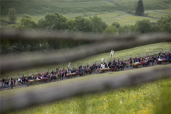 Zarándokok százezrei gyűltek össze a csíksomlyói hegynyeregben 1