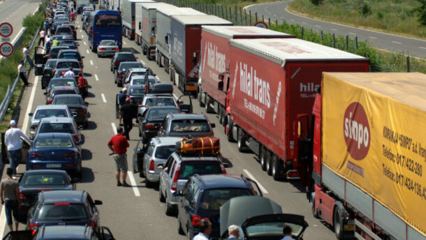 Erős forgalom várható a röszkei és a csanádpalotai autópálya-átkelőn