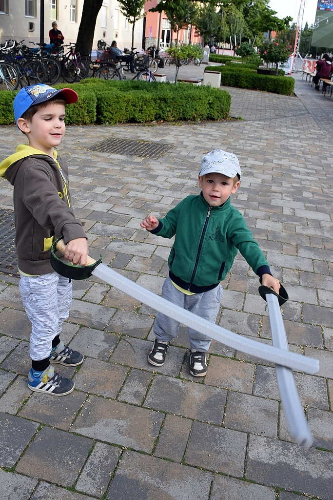 Fegyveres harctól a tűzugrásig - Színes időutazás Vásárhelyen az év legrövidebb éjszakáján 12