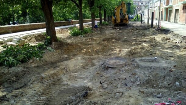 Hónapokig tartott a szünet: újra dolgoznak a Hősök tere sétányán