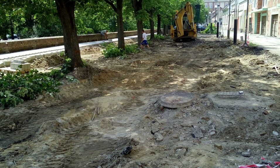 Hónapokig tartott a szünet: újra dolgoznak a Hősök tere sétányán