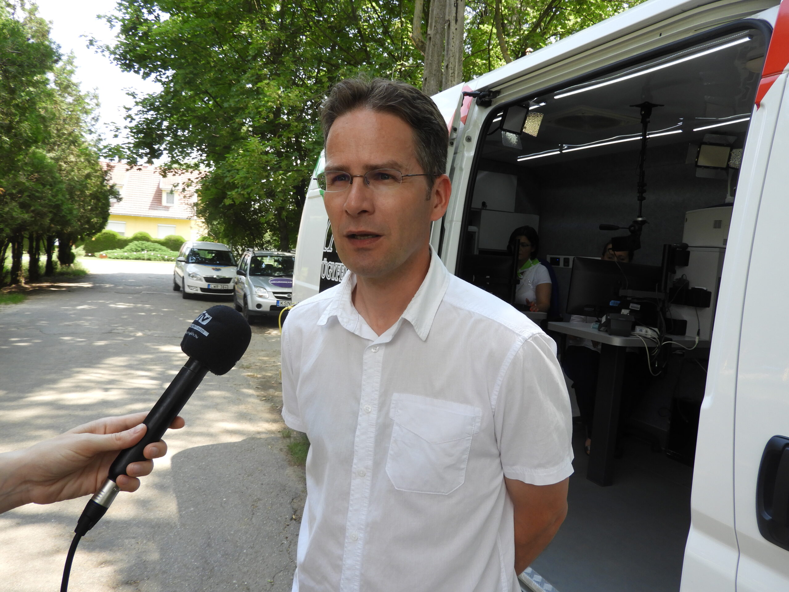 Karnyújtásnyira került a hivatal Batidán 1
