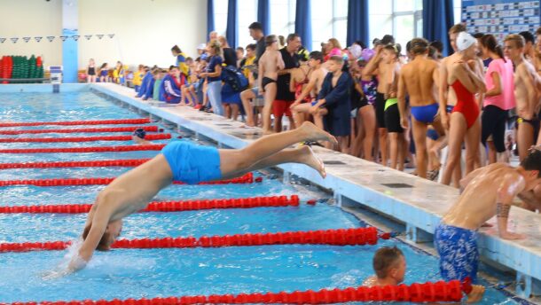 Négyszáz gyermek ugrott medencébe a Gyarmatiban 22