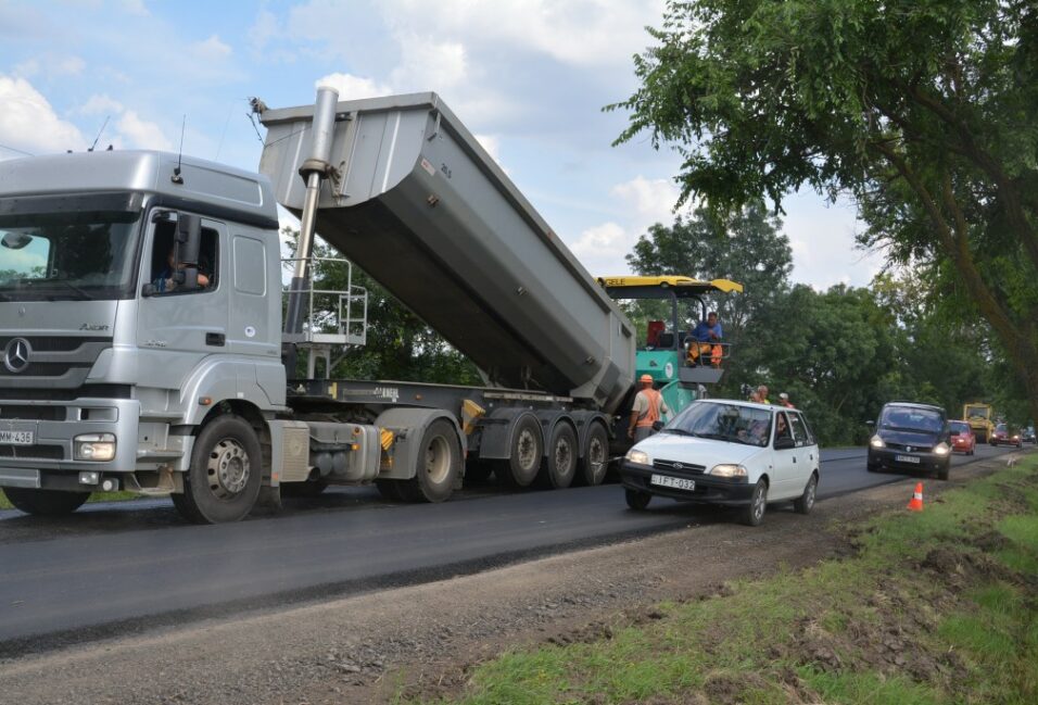 Nem egyenesítik ki a Nagypál-kanyart, de felújítják a mártélyi utat