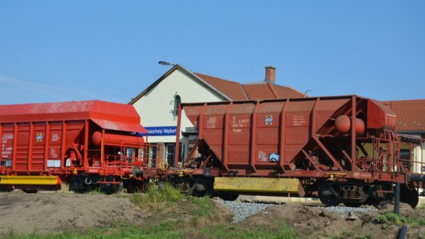 Tram-train: vonat haladt át a kisállomáson